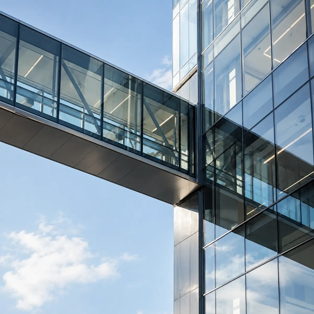 Pasarela de cristal entre dos edificios de oficinas